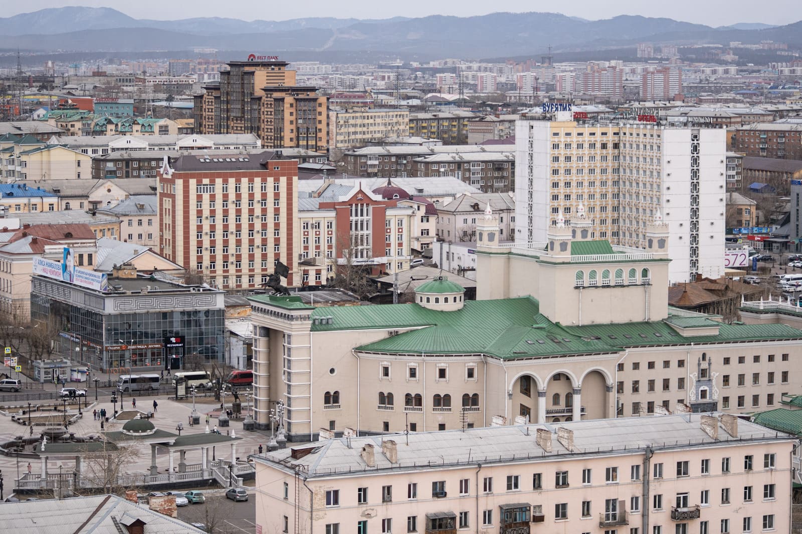 Дома улан удэ фото. Монголия Улан Удэ. Тобольская Улан-Удэ. Рис Монголия Улан-Удэ. Улан Удэ Баторы.