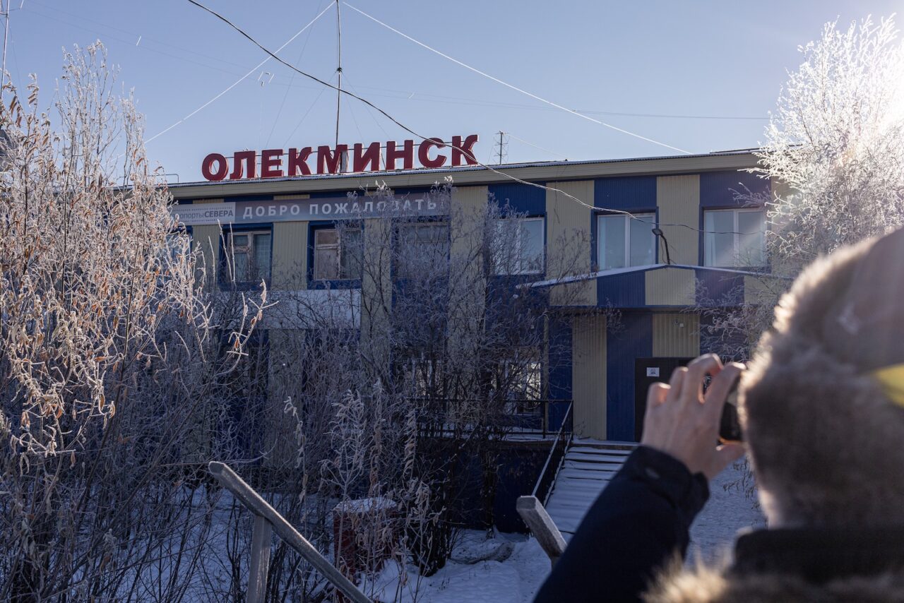 Дороги из Олекминска нет. Жители пользуются паромом или самолетом.  Авиабилет до Якутска стоит 20 тысяч рублей в одну сторону