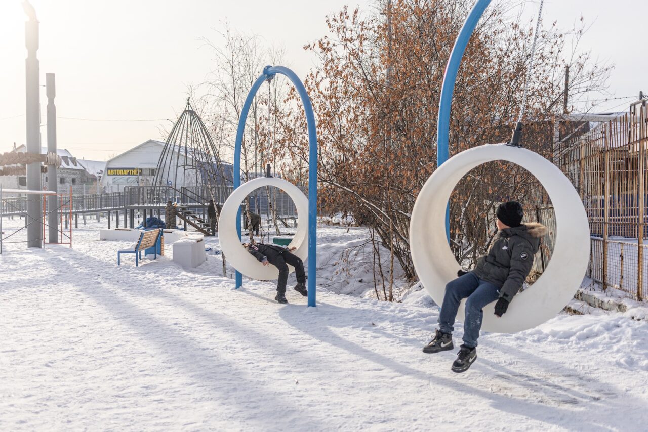 На каникулах школьники гуляют в скверах в центре города — их построила мэрия