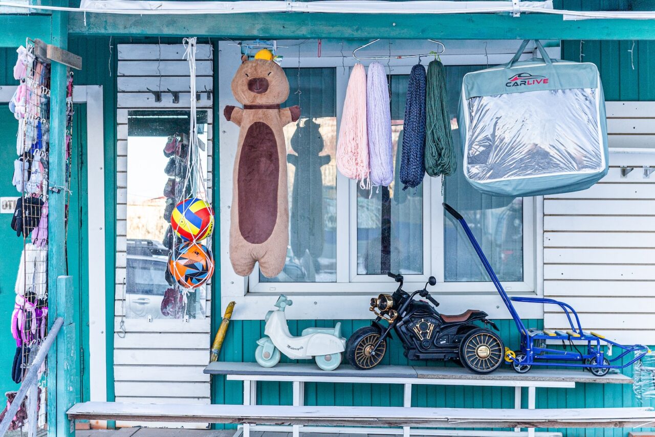 В городе много частных магазинов и зданий с фасадами из профлиста, устойчивого к перепадам температур